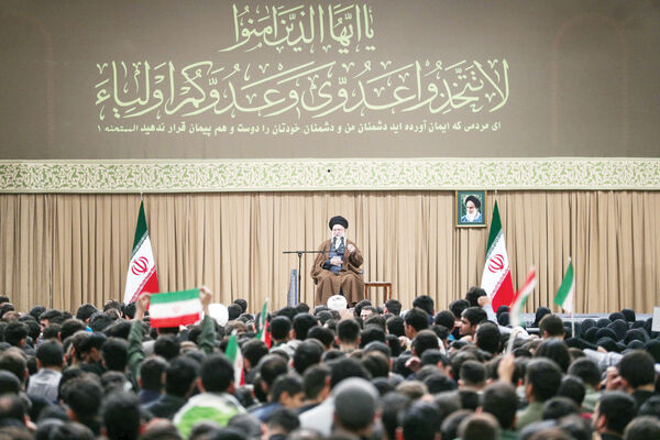 رهبری: در پی تکرار کودتای ۲۸مرداد بودند/با ارائه تحلیلی تاریخی از مواجهه دولت آمریکا با ایران و ماجرای تسخیر سفارت