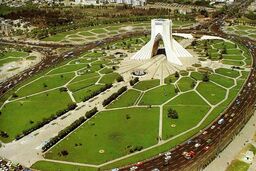 تصویری از  تعرض به حریم برج آزادی؛ اثر ثبت‌ملی شده پایتخت!