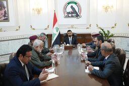 بازدید نخست‌وزیر عراق از مقر الحشد الشعبی در پی حملات هوایی آمریکا و عربستان