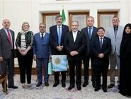 دیدار سفرای آمریکای لاتین با وزیر امور خارجه ایران؛ اهدای پیراهن تیم‌های ملی برزیل و اروگوئه

