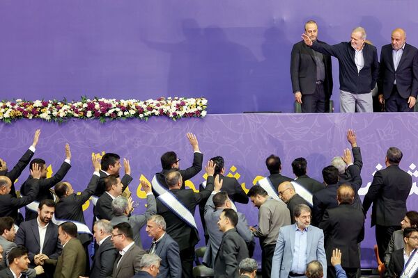 پزشکیان در همایش بزرگ کارگران مطرح کرد: حمایت از خانواده جان‌باختگان انفجار بندر
