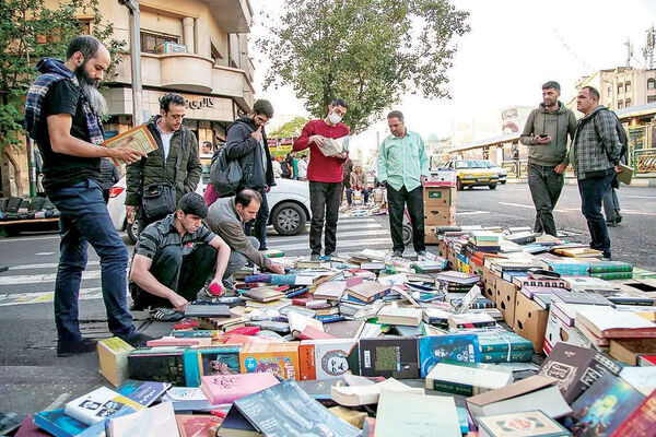 نوک کوه یخ قاچاق/شهرداری تهران در پی ساماندهی دستفروشان کتاب است اما موضوع اصلی، ناشران کتاب‏ساز است
