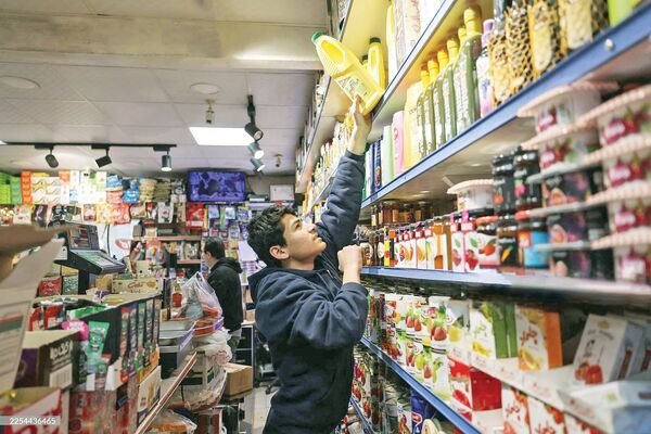 وضعیت قفسه‌های کالاهای اساسی / روایت هم‌میهن از وضعیت توزیع کالاهای اساسی و روغن در پایتخت