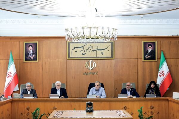 از گشت ارشاد تا فرودگاه اردبیل/اظهارنظر دیروز وزرای پزشکیان در حیاط دولت درباره حواشی اخیر
