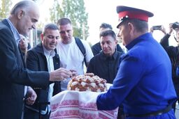 استقبال محلی از تیم ملی فوتبال ایران در فرودگاه ولگوگراد