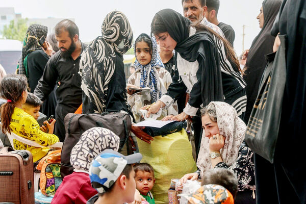 ایستگاه رنج، اضطراب و گرما/گزارشی درباره وضعیت این روزهای زنان و کودکان افغانستانی در اردوگاه‌‏های ساماندهی مهاجران اخراجی 