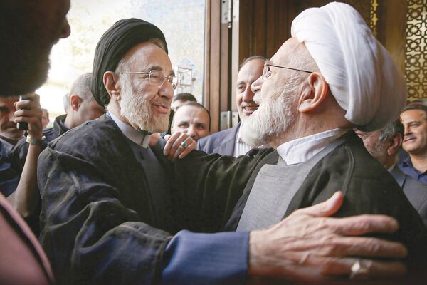 دیدار بزرگان در جماران/درباره مهدی کروبی و سید‌محمد خاتمی که پس از 15 سال به مراسمی عمومی رفتند