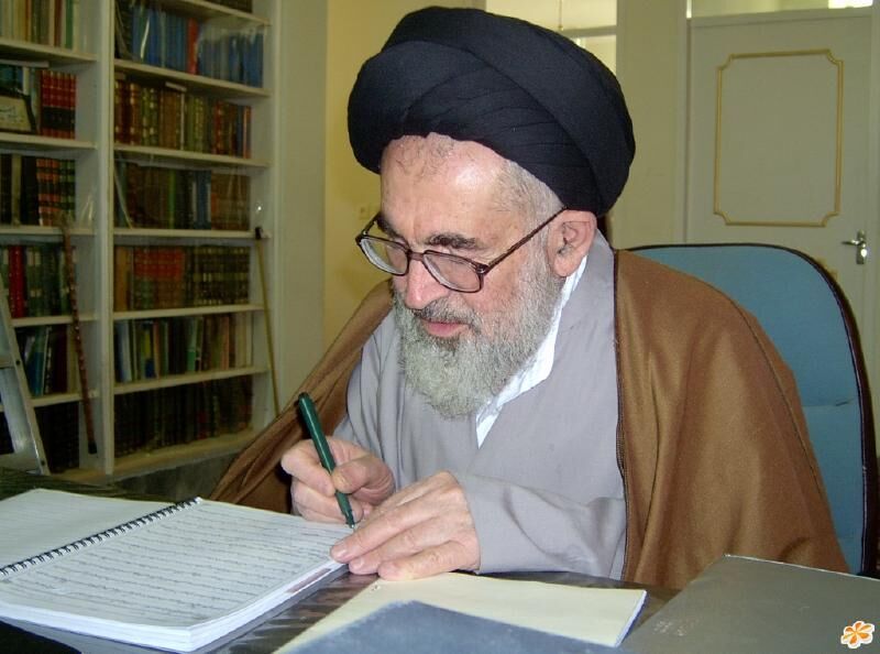 آیت‌الله العظمی دستغیب: قانون حجاب مشکل را حل نمی‌کند و خلاف شرع است